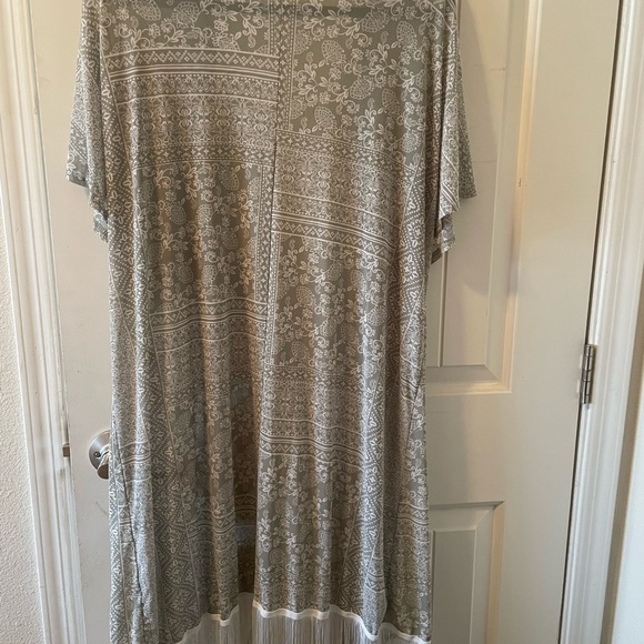 Beautiful and fun cardigan style wrap - Picture 2 of 5